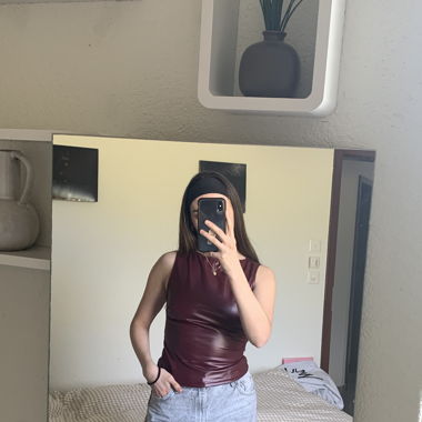 Top en faux cuir rouge