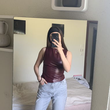 Top en faux cuir rouge