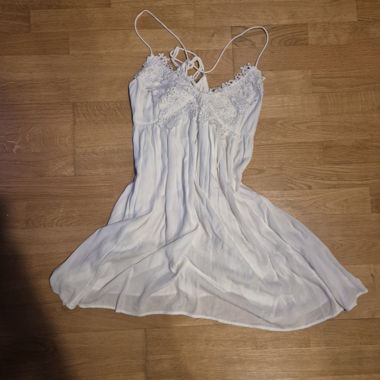 Robe blanche avec dentelle