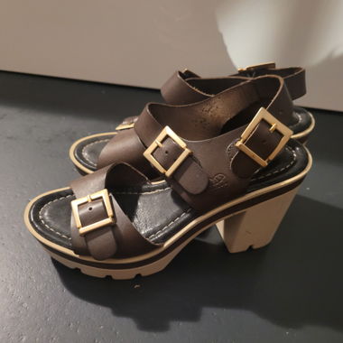 Braune Plateau-Sandalen
