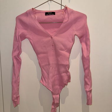 Rosa Body mit langen Ärmeln