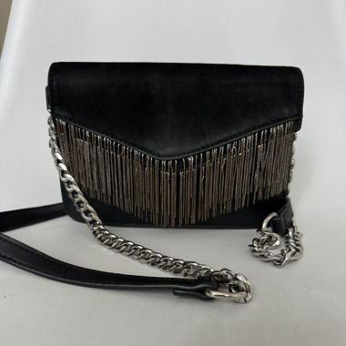 Sac bandoulière noir avec bandoulière à chaîne