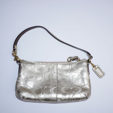 Borsa a tracolla Coach con monogramma metallico