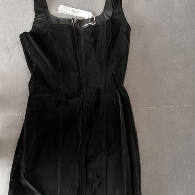 Abito nero con spalline