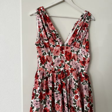 Robe fleurie midi cintrée 