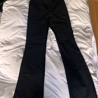 Schwarze Schlaghose mit tiefer Taille