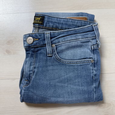 Jeans / Size W27 L31 Scarlett