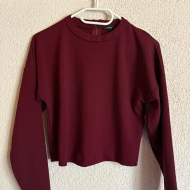 Bordeauxroter Pullover