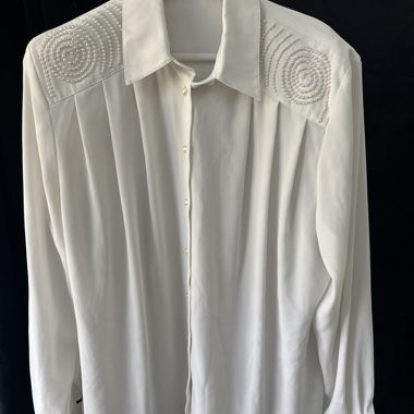 Blouse à perles blanches