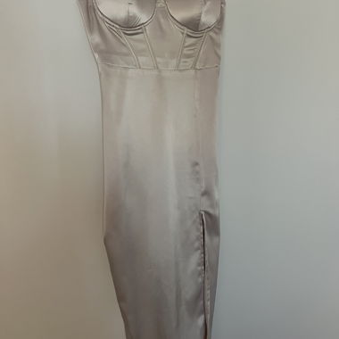 Abito in raso con effetto corsetto