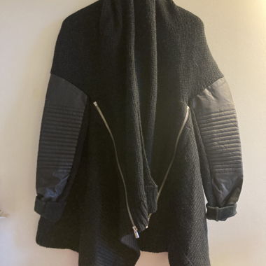 Cappotto lungo in maglia nero con maniche in pelle