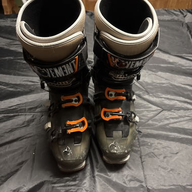 Chaussures de ski noires à boucles orange