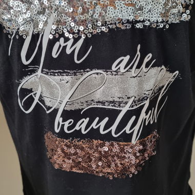 T-shirt noir à sequins