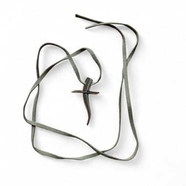 Collier croix en métal avec lien kaki