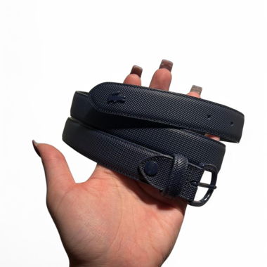 Ceinture bleu marine de chez Lacoste
