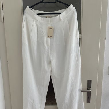 Neue weisse Leinenhose
