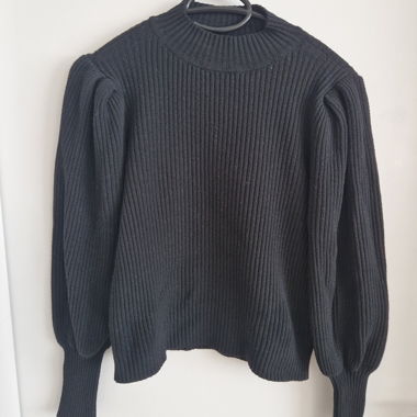 Schwarzer Strickpulli
