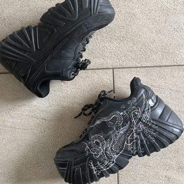 Sneakers con stampa drago