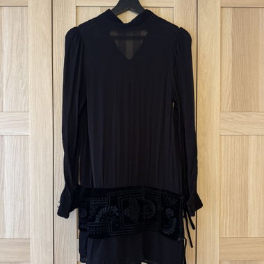 Blusa nera con cintura