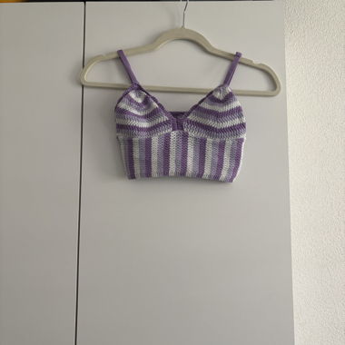 Top court au crochet lilas/blanc