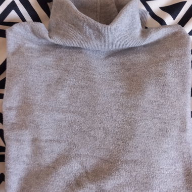 Grauer Pullover