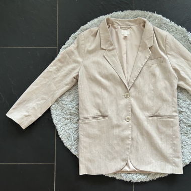 Blazer beige à rayures. 