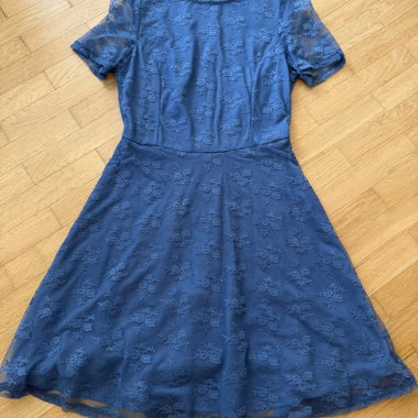Robe d'été bleue avec dentelle