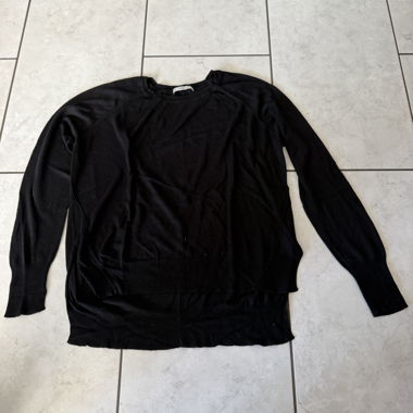 Schwarzer Langarm-Pullover
