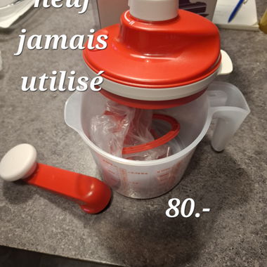 Manual mixer with measuring bowl