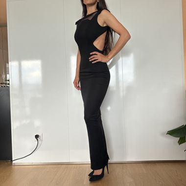 Schwarzes Abendkleid mit offenem Rücken