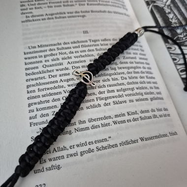 Handgeknüftes Armband mit Musikschlüssel