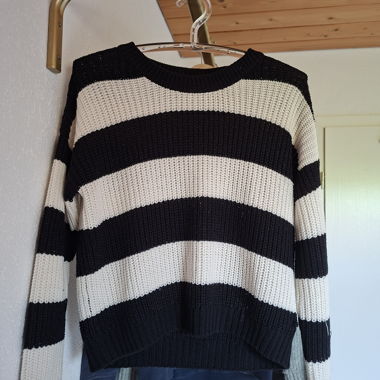 Gestreifter Strickpullover