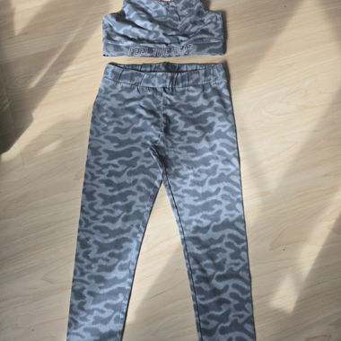 Set sportivo con top e leggings