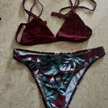 Bikini triangle fleuri bordeaux