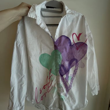 Camicia bianca con cuori colorati