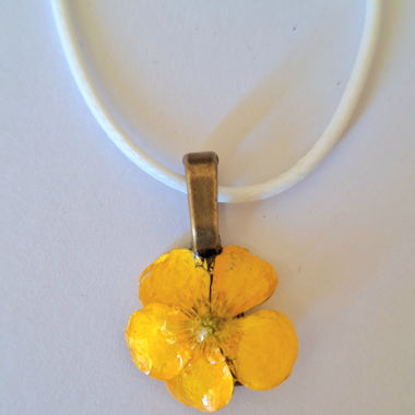 Collier avec de vraies fleurs de campagne