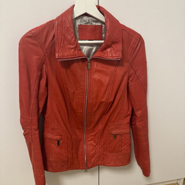 Giacca in pelle rossa con cerniera