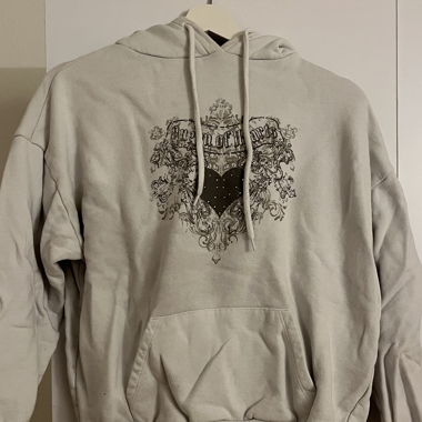Weisser Pulli mit Aufdruck vorne