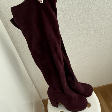 Bordeauxrote hohe Stiefel
