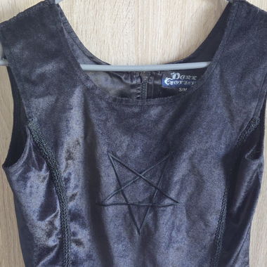 Top in velluto nero con zip gotica