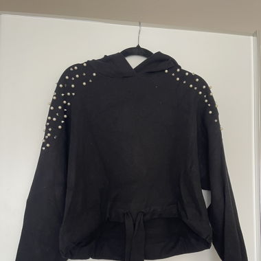 Schwarzer Pullover mit Nieten und Kaputze