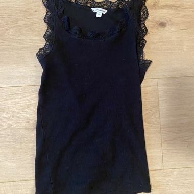 Haut en dentelle noire