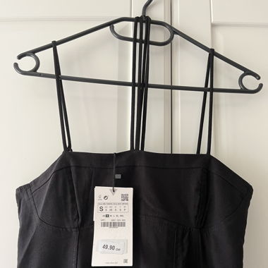 Schwarzes Kleid mit Trägern