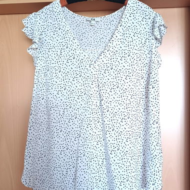 Blouse blanche à petit pois noirs