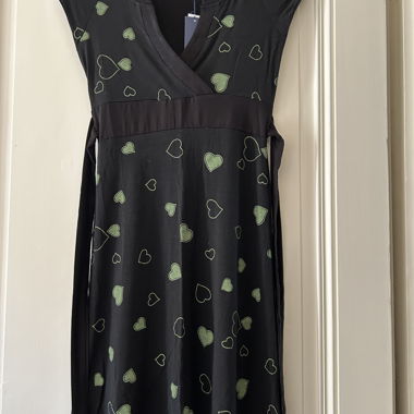 Schwarzes Mini-Kleid mit grünem Herzprint