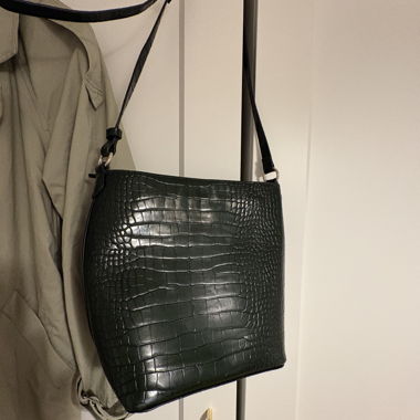 Borsa a tracolla verde oliva in effetto coccodrillo