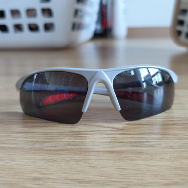 Sportliche Sonnenbrille silber/schwarz