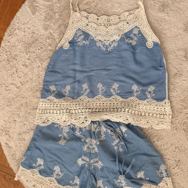 Blaues Set aus Shorts und Top