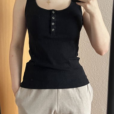Haut côtelé avec patte boutonnée