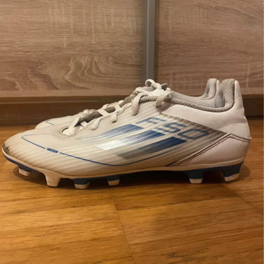 Scarpe da calcio bianche e blu
